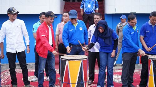 Bupati Solok Epiyardi Asda memukul gendang tanda BSC II 2023 dimulai