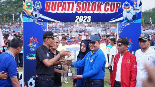 Bupati Solok Epiyardi Asda menerima piala bergilir BSC II 2023 dari pemenang BSC I 2022 dari Gunung Talang FC 