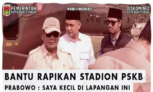 Menhan RI, Prabowo Subiyanto saat berada di Lapangan Bola Atas Ngarai, Bukittinggi. 