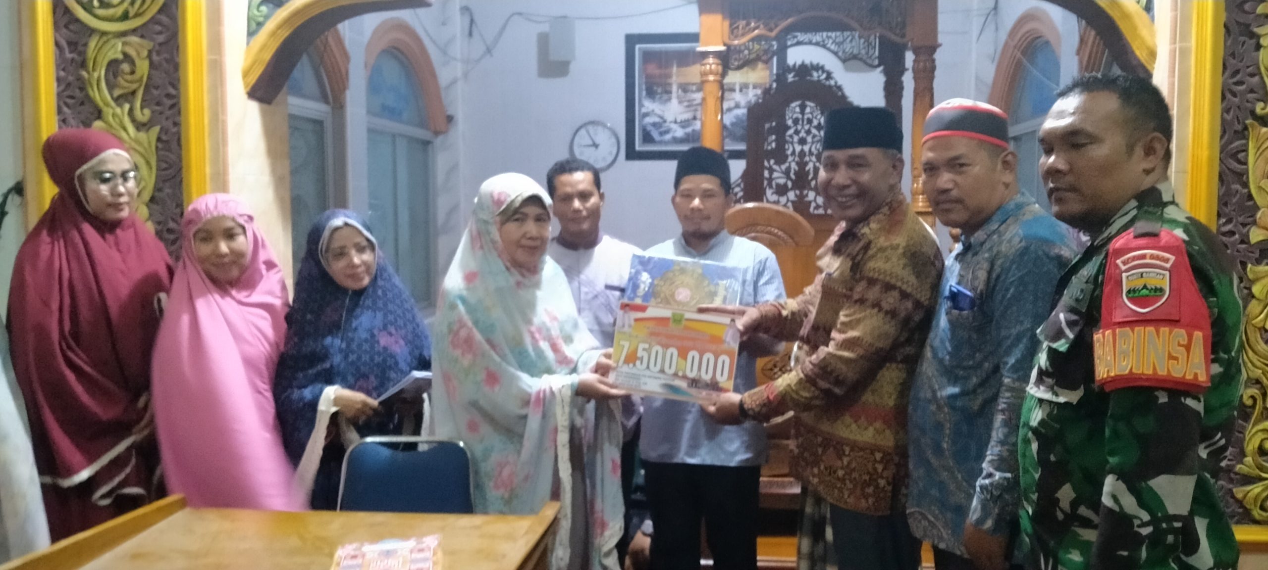 Ketua TSR 26 Elfi Delita menyerahkan bantuan uang Rp 7, 5 juta untuk Masjid Raya Baitul Makmur Sunua 