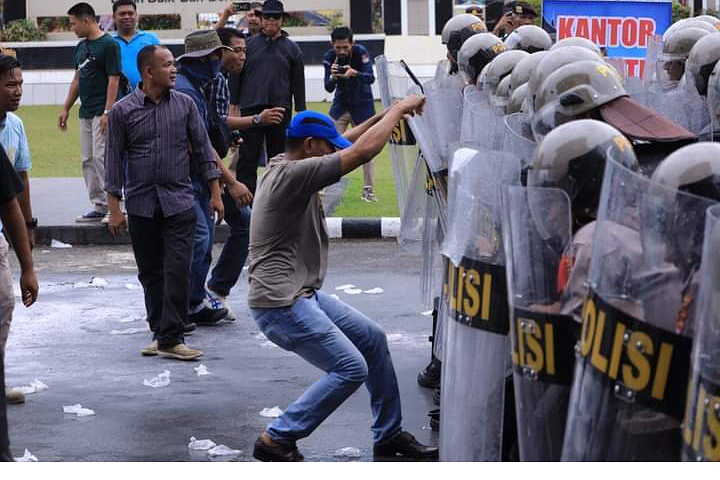 Demontrasi kerusuhan