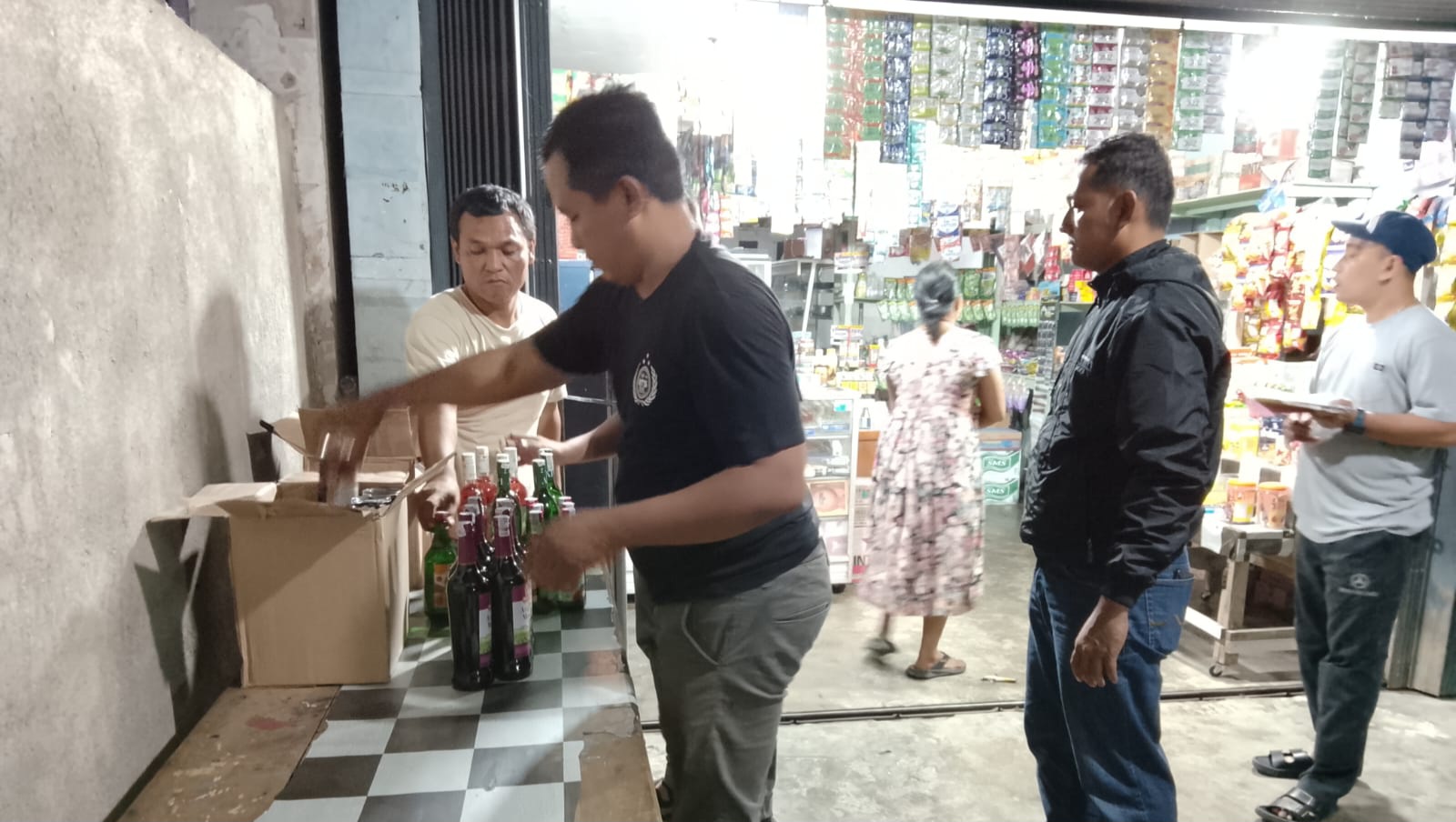 Tim Opsnal Polsek Pasaman Sita Puluhan Botol Miras